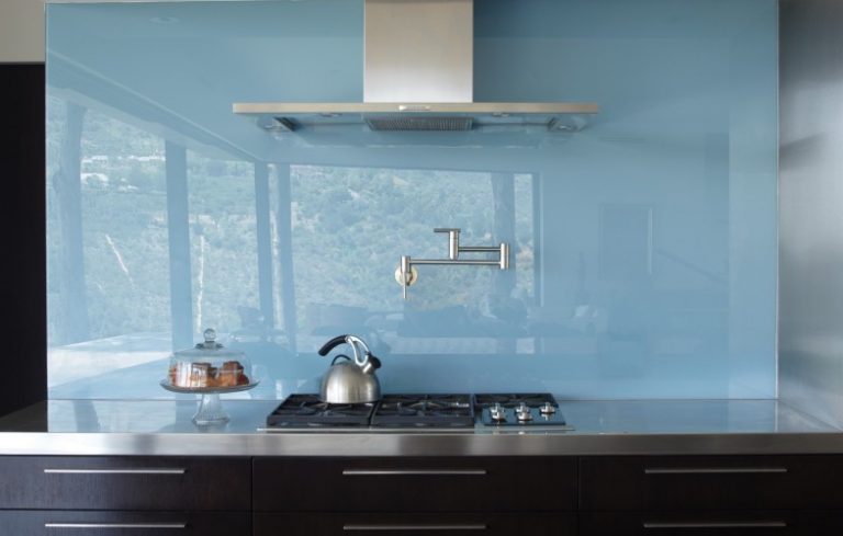 Griffin-Enright-Architects-blue-glass-backsplash-960x5001-768x489.jpg